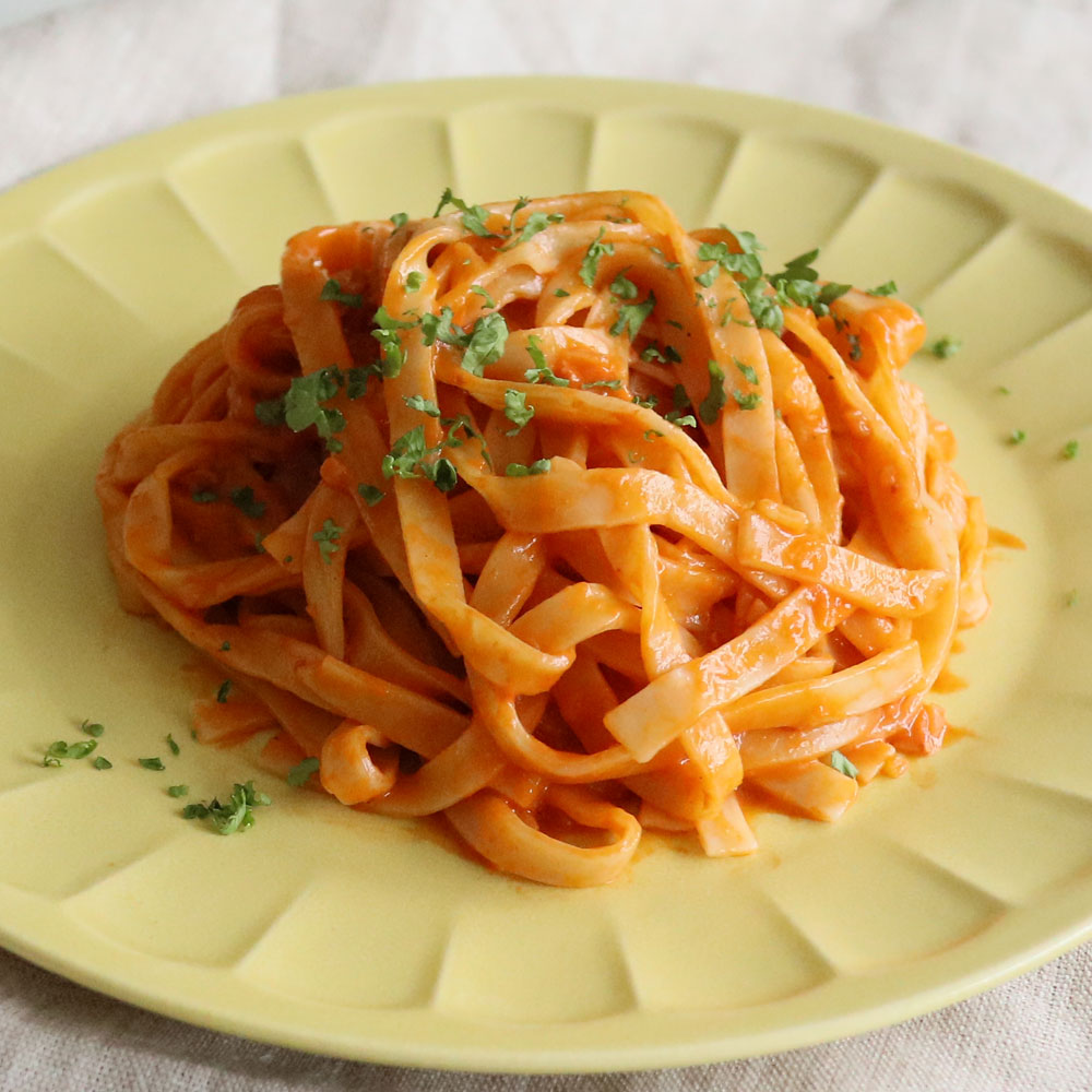 完熟トマトと海老とホタテの旨みあふれるトマトパスタソース